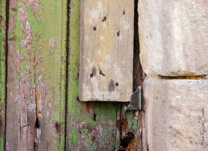 Porte rafistolée à Chasseneuil-du-Poitou apparition des stigmates du temps et de l'usage.